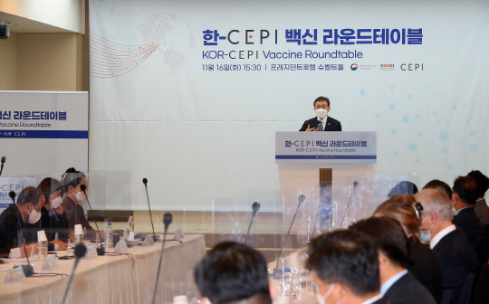 권덕철 장관, 한-CEPI 백신 라운드테이블 참석      (서울=연합뉴스) 권덕철 보건복지부 장관이 16일 서울 프레지던트 호텔에서 열린 '한-감염병혁신연합(CEPI) 백신 라운드테이블'에 참석해 인사말하고 있다. 2021.11.16       [보건복지부 제공. 재판매 및 DB 금지]      photo@yna.co.kr  (끝)